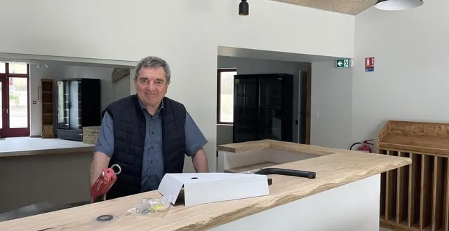 photo  jean-yves denis, maire de crosmières et membre de la coopérative, derrière le bar de l’épicerie-bistrot bientôt prête pour accueillir le public.  &copy;  photo le maine libre 