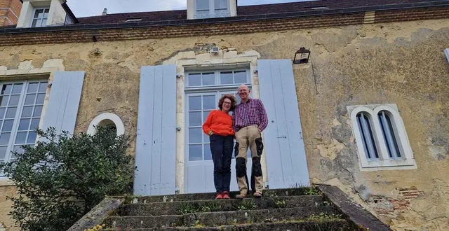 photo  catherine et jean-marie copleutre sur le perron côté jardin.  &copy;  photo le maine libre 