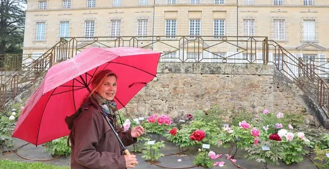 photo  bénédicte de foucaud à l’arrière de l’imposant château de sourches dont les douves accueillent le conservatoire de la pivoine, à saint-symphorien (sarthe).  &copy;  ouest-france 