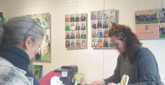 photo  alice erb malet et en arrière-plan, les photos des quatre-vingts adhérents de l’association lors du vernissage des boutiques bop up.  &copy;  ouest-france 