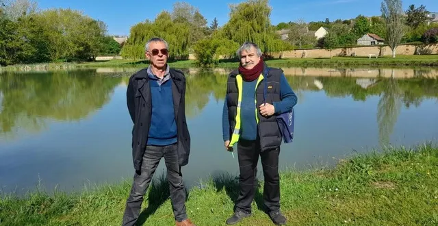 photo  laurent moussion (à gauche) et armand macé vont animer le village avec leurs associations.  &copy;  le maine libre 