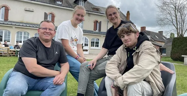 photo  la famille lorand devant le gîte vaunaval au lude : frédéric, virginie et théo, avec léa (tee-shirt blanc), qui dirigera une colonie à cassis à l’été 2023.  &copy;  le maine libre 