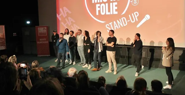 photo  les neuf humoristes se sont réunis devant le public à la fin de la soirée, sous l’œil de maud dabireau, l’animatrice de l’espace micro-folie et organisatrice de l’événement, vendredi 28 avril 2023, à sablé-sur-sarthe.  &copy;  ouest-france 