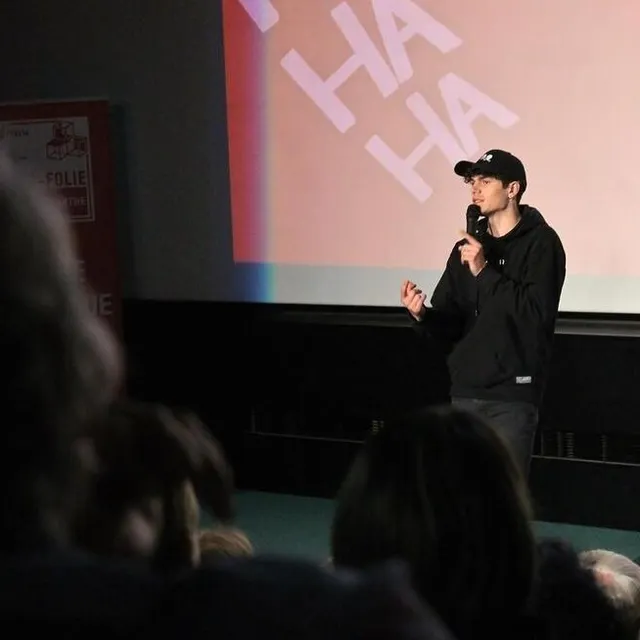 photo alex, l’un des plus jeunes du plateau, a ouvert le bal avec un sketch parti de ses photos d’enfance où on le voyait beaucoup nu…  ©  ouest-france