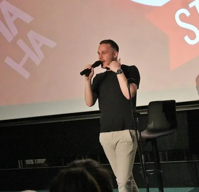 photo georges, originaire de parcé-sur-sarthe, était le régional de l’étape au milieu des autres venant essentiellement d’angers. il a campé un personnage de dragueur pas très malin tentant de séduire une fille très cultivée.  ©  ouest-france
