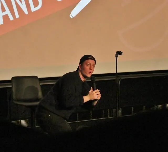 photo remish a conclu la soirée en tournant en dérision son physique.  ©  ouest-france