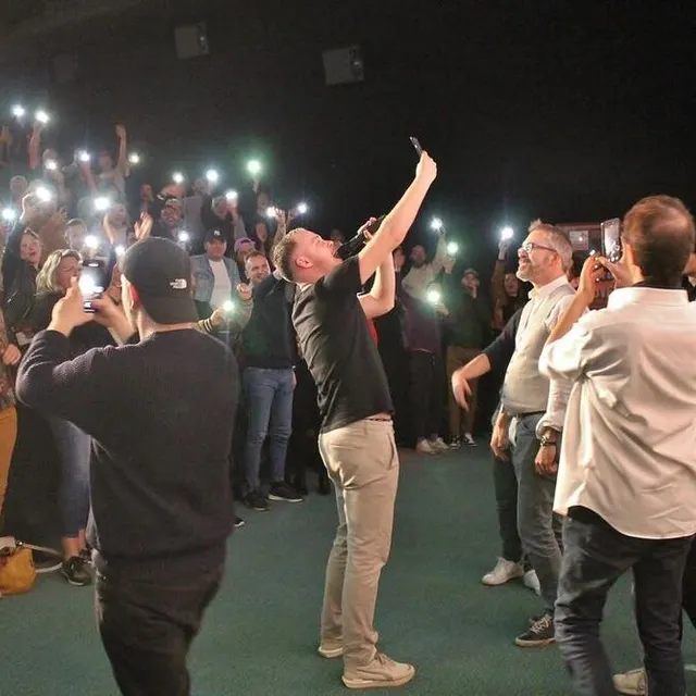 photo georges zouzoulas, le régional de l’étape, originaire de parcé-sur-sarthe, a improvisé un selfie avec le public à la fin de la soirée.  ©  ouest-france