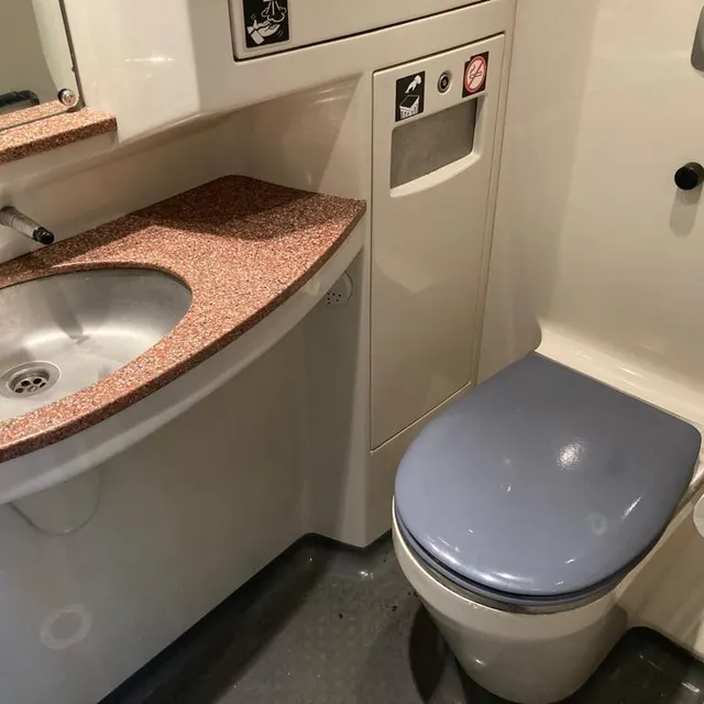 photo les nouveaux trains sont équipés de toilettes de traitement chimique qui sont utilisables en gare.  ©  photo le maine libre