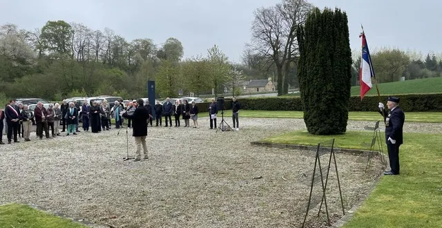 photo  samedi 29 avril, à 10 h 30, à l’occasion des 50 ans du jumelage entre flers et warminster, une cérémonie d’hommage aux soldats britanniques décédés lors de la bataille du pont de vère, s’est tenue au mémorial de saint-georges-des-groseillers.  &copy;  ouest-france 
