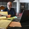 photo yves moreau effectue ses recherches sur les déportés juifs de sarthe aux archives départementales.