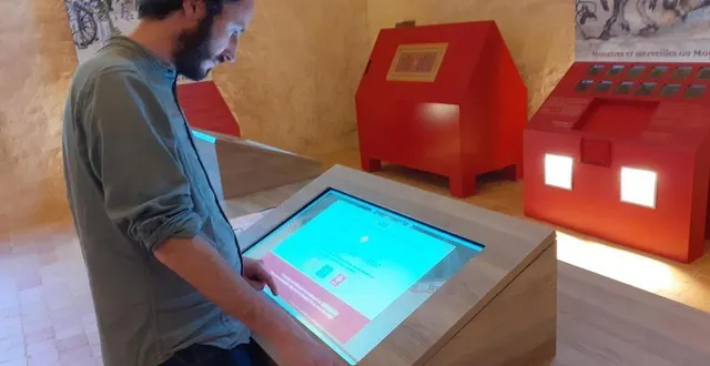 photo  maël leray, responsable du manoir de la cour, devant d’une des deux nouvelles bornes interactives.  &copy;  le maine libre 