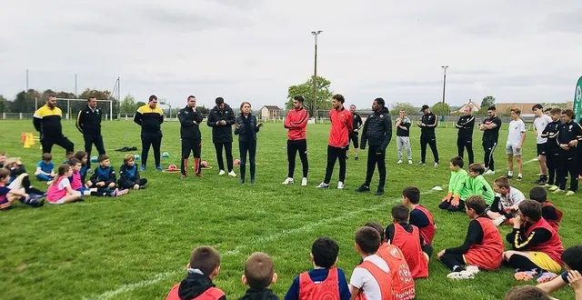 photo  les jeunes footballeurs ont partagé un après-midi avec trois joueurs professionnels du mans fc.le maine libre  &copy;  photo le maine libre 