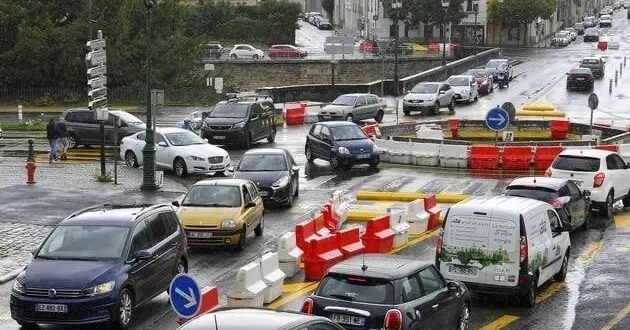 photo  dans certaines villes françaises les voitures n’ont pas droit de circuler sans la vignette crit’air.  &copy;  photo le maine libre – yvon loué 