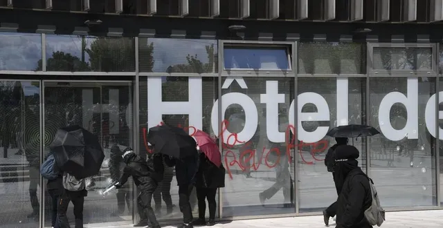 photo  angers, le 1er mai 2023. des casseurs ont vandalisé la façade de l’hôtel de ville.  &copy;  co - laurent combet 