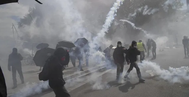 photo  angers, le 1 mai 2023. des jets de projectiles sur les forces de l’ordre ont entraîné une riposte par gaz lacrymogène.  &copy;  co – laurentcombet 