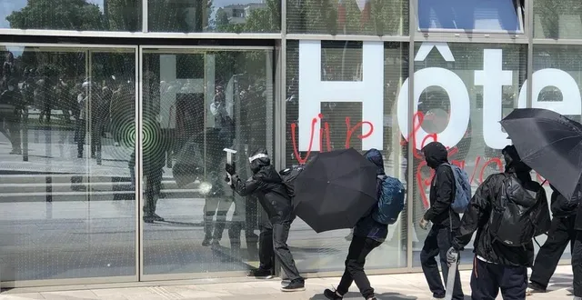 photo  les manifestants s’en sont pris à l’hôtel de ville d’angers.  &copy;  ouest-france 
