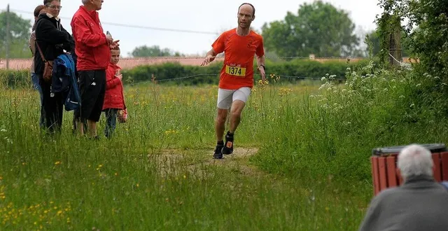 photo  le saint-maixentais rémy couvet avait de l’avance à l’arrivée sur le stade à bessines, et a pu gérer son dernier tour.  &copy;  co – stéphane séguinard 