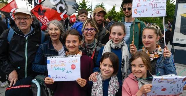 photo  angers, lundi 1er mai 2023. céleste, raphaëlle, augustine, blanche et philomène ont déjà une conscience citoyenne bien aiguisée.  &copy;  co - laurent combet 