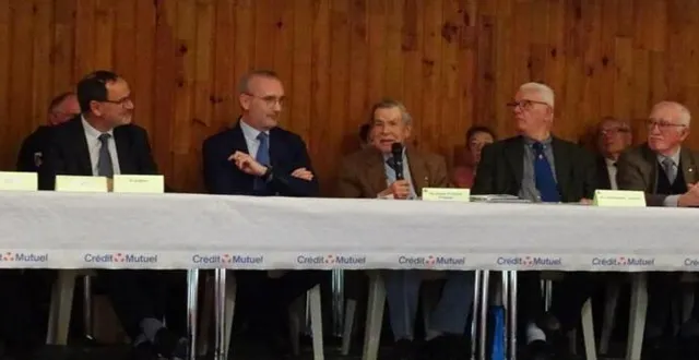 photo  au centre, avec le micro, daniel tuffier, président de la fnaca sarthe.  &copy;  ouest-france 