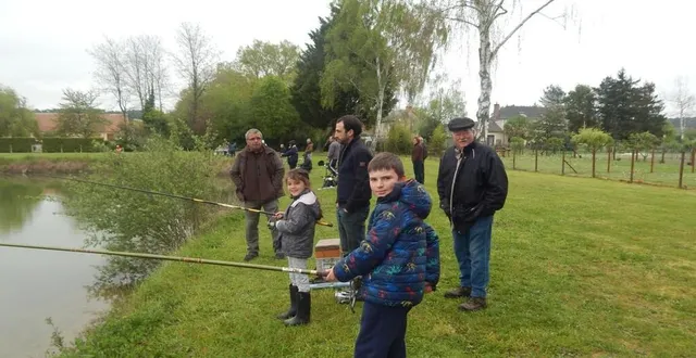 photo  les petits pêcheurs en herbe étaient présents à cette belle journée truites  &copy;  le maine libre 