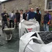photo une partie des bénévoles ont aménagé le terrain de boules dans le centre bourg