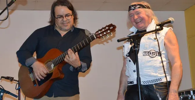 photo  samedi soir, jihem (à gauche) et son ami yann ont donné un concert à la salle des fêtes.  &copy;  ouest-france 