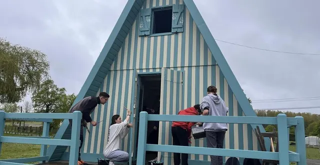photo  les jeunes finissent la peinture du chalet pointu au lac de mansigné dans le cadre du dispositif chantier argent de poche qui a eu lieu du 24 au 28 avril.  &copy;  ouest-france 
