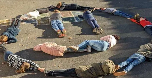 photo  les élèves ont voulu représenter leur unité face au harcèlement.  &copy;  ouest-france 