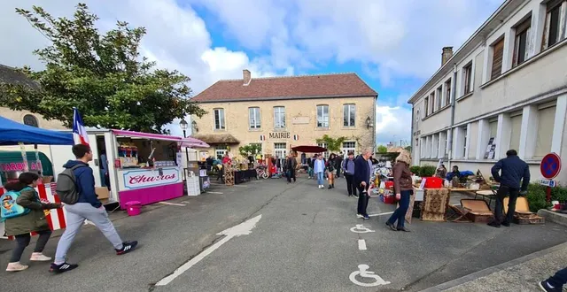 photo  cette année, pas de chapiteau sur la place de la mairie annexe. heureusement que le soleil était partie prenante.  &copy;  le maine libre 