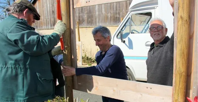 photo  des bénévoles de bercé naturellement en pleine installation de l’expo à ciel ouvert, sur le thème « arbres et compagnie ».  &copy;  le maine libre 