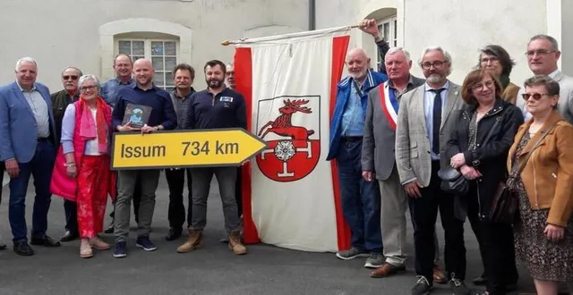 photo  les allemands ont offert à la commune l’emblème de la ville d’issum, accompagné de la pancarte.  &copy;  ouest-france 