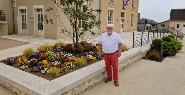 photo  michel pré devant la mairie, située dans le centre bourg, et dont l’aménagement fait partie des projets menés à bien depuis les élections municipales de 2020.  &copy;  ouest-france 