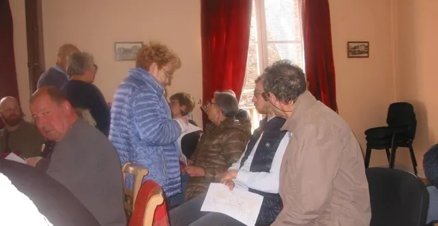 photo  marie-thérèse mayzaud a expliqué l’opération aux riverains.  &copy;  ouest-france 