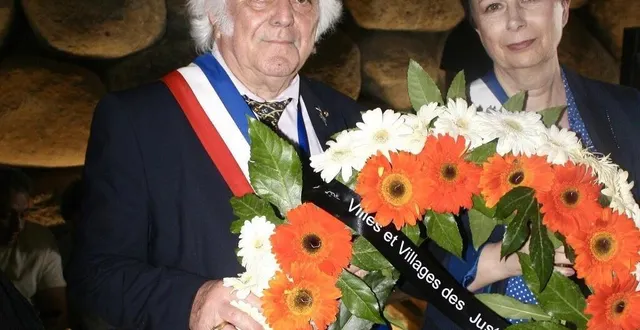 photo  alain grémillon, lors du dépôt de gerbe, aux côtés d’une adjointe de paris, parmi les représentants de la nation française lors de la journée annuelle de commémoration de l’holocauste, à jérusalem.   &copy;  mairie de lombron 