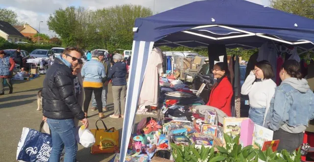 photo  malgré une météo capricieuse en début de matinée, les chineurs sont venus en nombre pour dénicher la bonne occasion lors du bric-à-brac du lundi 1er mai. organisé par le comité des fêtes, le point d’orgue de la manifestation fut le barbecue proposé dès midi.  &copy;  ouest-france 