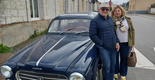 photo  passionnés, martine et didier sont venus en 403 admirer des véhicules de collection.  &copy;  le maine libre 