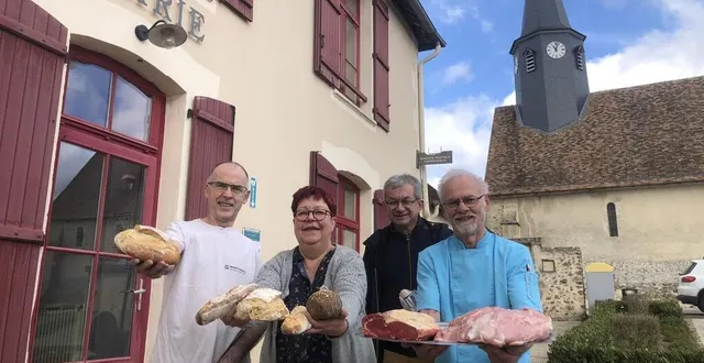 photo  neufchâtel-en-saosnois, mardi 25 avril 2023. de gauche à droite : dominique et catherine deschamps les boulangers, jean-denis guibert le maire, et raymond fromentin le boucher. à neufchâtel, les commerçants sont combatifs !  &copy;  le maine libre 