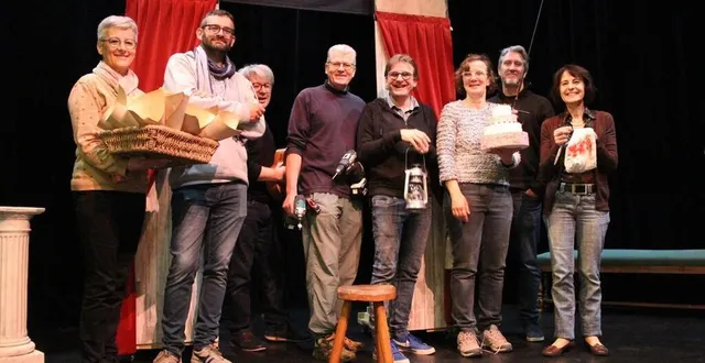 photo  en pleine préparation : une petite partie des 30 jourdain du loir qui ont redonné vie à cyrano de bergerac. quatre représentations sont prévues, du 5 au 8 mai 2023 au théâtre de la halle-au-blé de la flèche (sarthe).  &copy;  ouest-france 