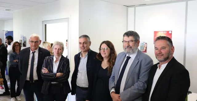 photo  inauguration des nouveaux locaux de l’antenne de la mission locale de sablé-sur-sarthe, en présence de jean-luc catanzaro, michel langlois, aurélie albot, véronique ortet et daniel chevalier (de droite à gauche).  &copy;  ouest-france 
