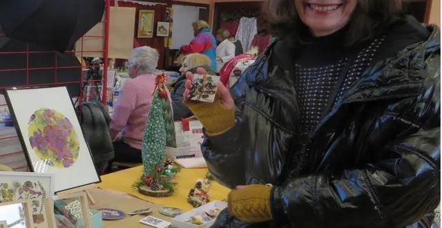 photo  nathalie geoffroy (ici au marché de noël) viendra avec de nouveaux herbiers en fleurs séchées.  &copy;  archives ouest-france 