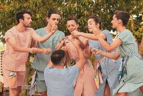 photo  un spectacle qui mêle danse et gastronomie, réservé aux invités.  &copy;  pierre planchenault 