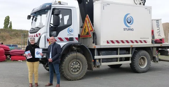 photo  marie-françoise daveau, en charge de l’emploi et de la coordination sociale à la cdc du val de sarthe, et cédric blain, chef de secteur chez sturno.  &copy;  le maine libre 