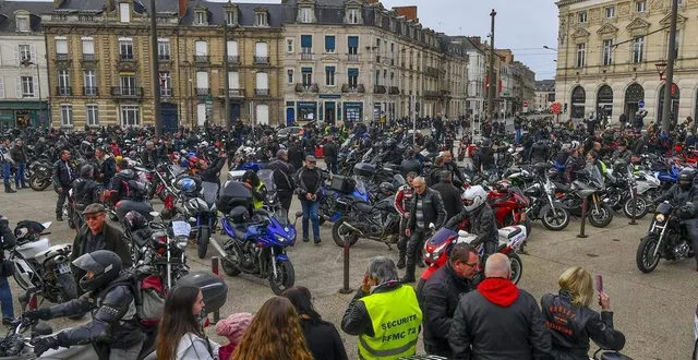 photo   1 000 motards sont attendus pour cette grande parade à l’occasion du grand prix de france moto.  &copy;  archives le maine libre – yvon loue 