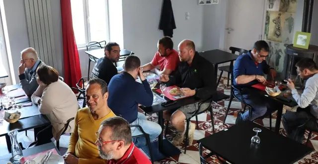 photo  ce vendredi 5 mai, une trentaine de couverts ont été servis au vieux tailleur, unique commerce de pirmil.  &copy;  ouest-france 