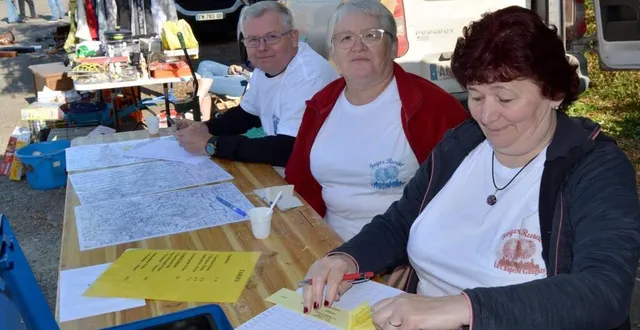 photo  éric salmon, claudie chauvin et catherine boulay, membres du foyer rural.  &copy;  ouest-france 