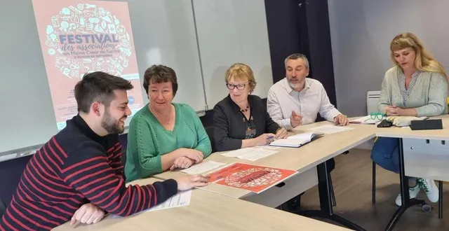 photo  les élus et les personnels communautaires, réunis à l’hôtel communautaire de joué-l’abbé, ont présenté la nouvelle maquette du festival des associations 2023.  &copy;  ouest-france 