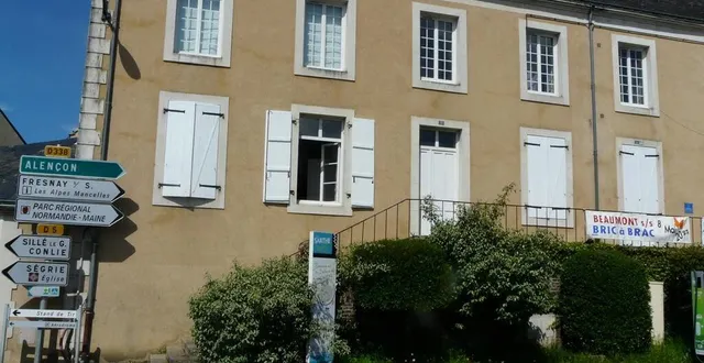 photo  les locaux de l’office de tourisme se trouvent désormais au n° 13 de la place de la libération  &copy;  le maine libre 