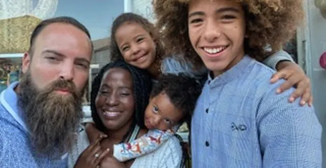 photo  autour de benaël, ses parents jean-philippe et nelsy, et laëlle et loëvan, sa sœur et son frère.  &copy;  dr 