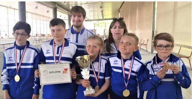 photo  les minimes vainqueurs du championnat de sarthe 2 023 (de g à d) : adam gouyé, dorian chartier rutard, anne lise marie (val de loir pétanque 72), simon léon et loris chapin encadrés par leurs coachs quentin dézécot et gaëlle barreau  &copy;  le maine libre 
