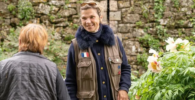 photo  bénédicte de foucaud accueille chaque jour des visiteurs, séduits par toute cette floraison sans doute unique au monde.  &copy;  le maine libre – xavier sarrat 